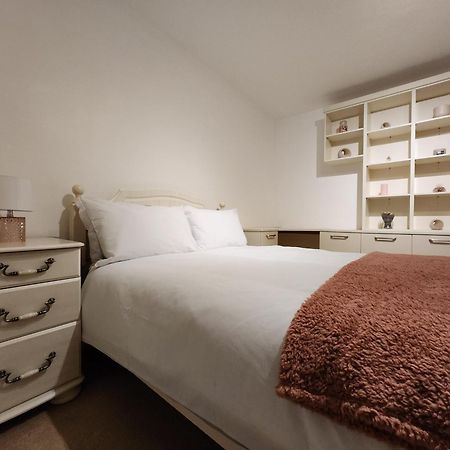 Elmdon House With 4 Spacious Bedrooms To Choose Birmingam Exterior foto